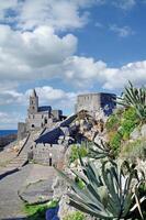 famoso san pietro Igreja dentro porto Venere às italiano riviera, mediterrâneo mar, liguria, itália foto