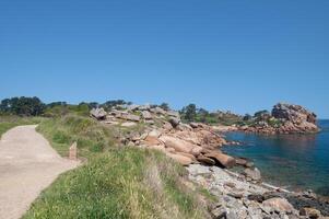 idílico costeiro paisagem chamado cote de granito rosa, Bretanha, França foto