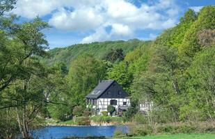 histórico esmerilhamento casa de nome wipperkotten dentro wipperaue às wupper rio,bergisches terra, norte Rhine Vestfália, Alemanha foto