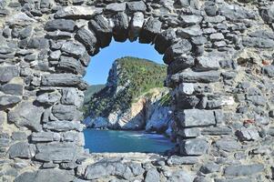 Visão a partir de san pietro igreja, porto Venere às italiano riviera, mediterrâneo mar, liguria, itália foto