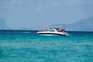 barcos atracados na costa da praia de ses illetes em formentera, ilhas baleares na espanha. foto