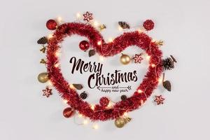 coração de Natal e enfeites sobre fundo abstrato bokeh em fundo branco. feriado fundo cartão para o Natal e ano novo. Feliz Natal foto