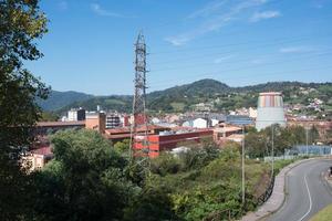 vista aérea de la felguera, uma cidade industrial asturiana. a velha torre industrial colorida é hoje um importante museu, musi. langreo, asturias foto
