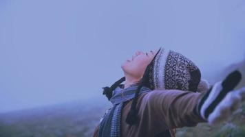 mulheres asiáticas relaxam no feriado. feliz em viajar no feriado. durante o inverno nebuloso foto