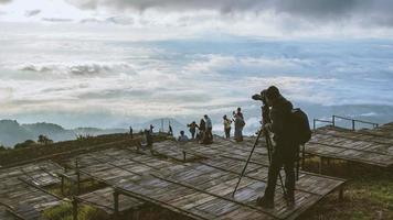 homens asiáticos viajam relaxam no feriado. fotografar paisagem na montanha. Tailândia foto