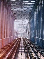 vista em perspectiva da ponte ferroviária. foto