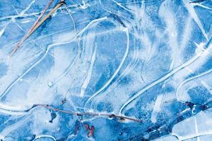 textura azul de água congelada com padrão no rio na floresta de inverno ao ar livre foto