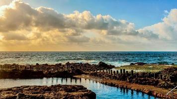 piscinas naturais no porto de agaete na ilha da gran canária foto