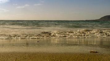 ondas na praia das canteras na cidade de las palmas foto