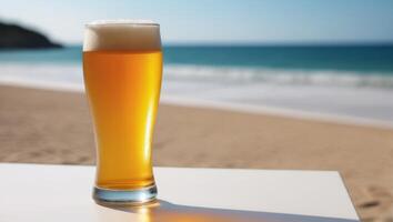 vidro do Cerveja em a de praia às pôr do sol. borrado fundo. foto