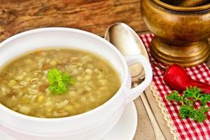 a sopa de lentilhas, ervilhas, grão de bico, arroz, cevada, vegetais secos foto