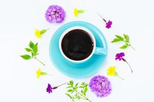 café em uma xícara retro azul com flores foto