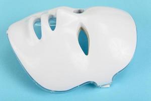 máscara facial de led. um dispositivo para iluminar e rejuvenescer a pele. terapia de colágeno. foto