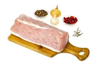 pedaço fresco-de-rosa de carne de porco crua, pique no fundo branco. foto de estúdio