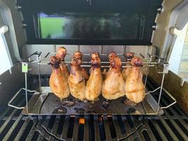 coxinhas de frango grelhadas são cozidas na churrasqueira a gás foto