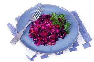 Salada de vegetais de beterraba em cubos, cenoura e batata com óleo vegetal. foto de estúdio
