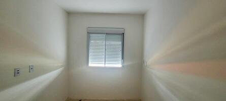 casa janela com luz solar dentro de casa foto