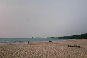 tarde Tempo em a mar de praia foto