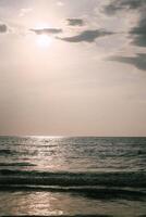 tarde Tempo em a mar de praia foto