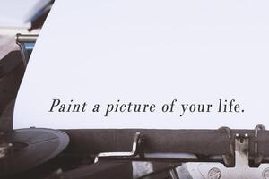 pintura uma cenário do seu vida texto em branco papel com azul máquina de escrever. foto