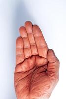 fechar-se do humano mão com holi pó dentro mão isolado em branco fundo. foto