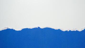 rasgado azul papel Folha isolado em branco fundo foto
