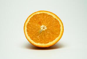 citrino fruta em branco fundo. foto