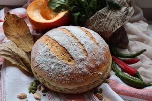 caseiro fermento pão fresco cozido com legumes e verduras decoração foto