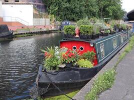 Londres canal vivo casa barco em a água foto