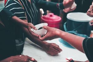 caridade Comida distribuição para com fome e morrendo de fome pessoas. a conceito do Comida compartilhamento. foto