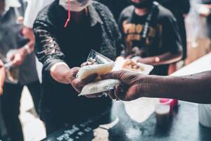 caridade Comida distribuição para com fome e morrendo de fome pessoas. a conceito do Comida compartilhamento. foto