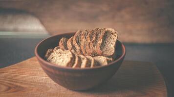 centeio biscoitos dentro uma argila prato em uma de madeira borda foto