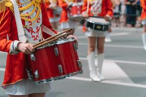 jovem meninas baterista às a parada. rua desempenho. majorettes dentro a parada foto