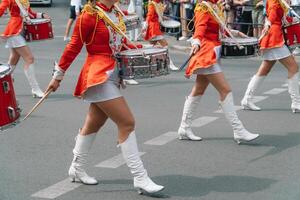 jovem meninas baterista às a parada. rua desempenho. majorettes dentro a parada foto