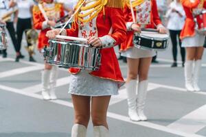 jovem meninas baterista às a parada. rua desempenho. majorettes dentro a parada foto