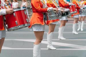 jovem meninas baterista às a parada. rua desempenho. majorettes dentro a parada foto