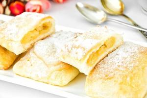 Pão doce de padaria com queijo, maçã e canela foto