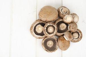 champignon cogumelos cultivados marrons frescos em fundo de madeira. foto de estúdio