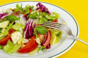 salada vegetariana dietética leve no prato no fundo brilhante. conceito de estilo de vida saudável foto
