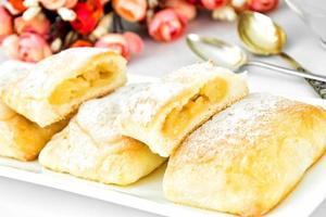 Pão doce de padaria com queijo, maçã e canela foto