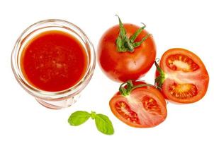 copo de suco de tomate natural, tomates vermelhos frescos em fundo branco. foto