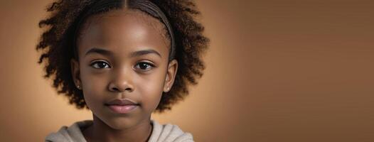 a africano americano juvenil menina isolado em uma âmbar fundo com cópia de espaço. foto