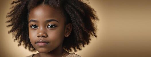 a africano americano juvenil menina isolado em uma ouro fundo com cópia de espaço. foto