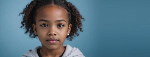 a africano americano juvenil menina isolado em uma gelo azul fundo com cópia de espaço. foto