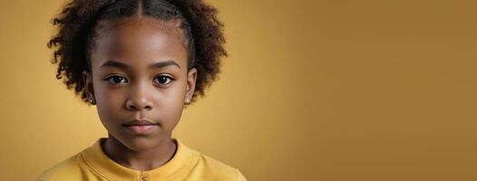 a africano americano jovem menina isolado em uma amarelo fundo com cópia de espaço. foto