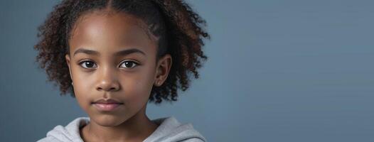 a africano americano parente menina isolado em uma cinza azulado fundo com cópia de espaço. foto