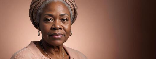 africano americano Anos 70 idosos mulher isolado em uma pêssego fundo com cópia de espaço. foto