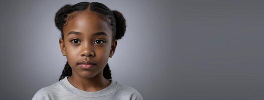 1012 anos africano americano juvenil menina isolado em uma prata fundo com cópia de espaço. foto