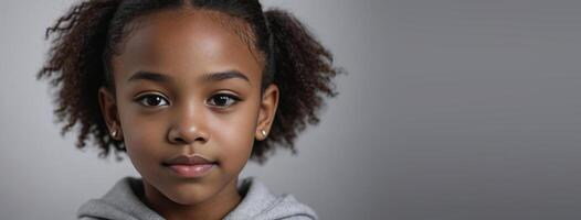 a africano americano parentesco menina isolado em uma prata fundo com cópia de espaço. foto