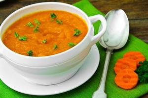 comida dietética sopa de creme de cenoura foto